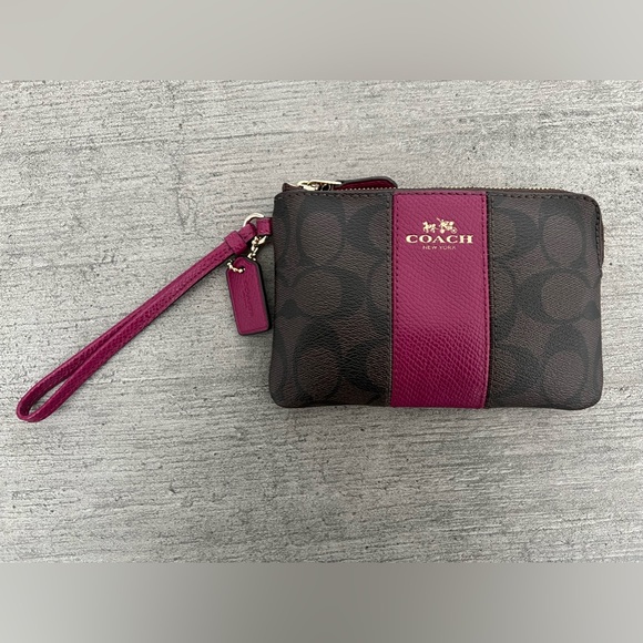 Corner Zip Wristlet In Signature Canvas - Picture 4 of 7